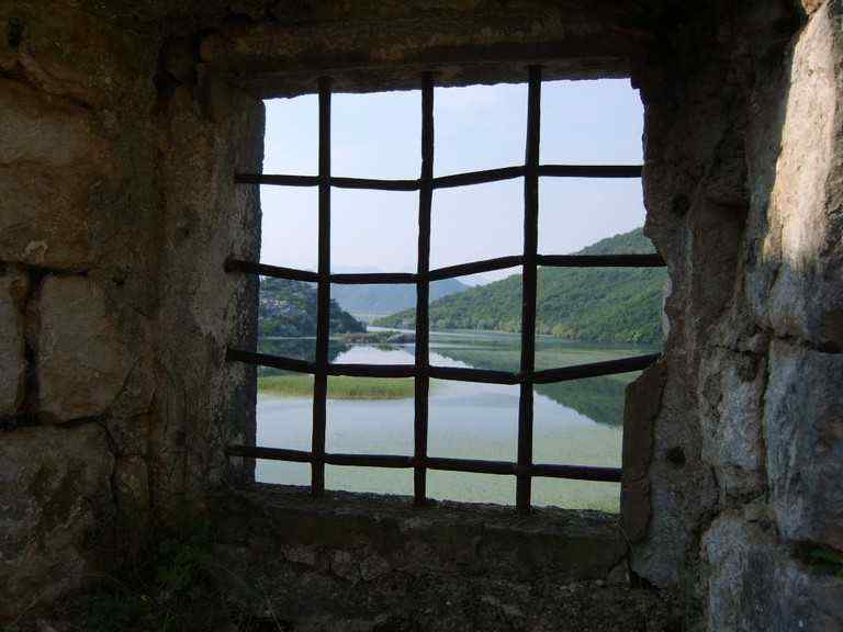 Karuč, pogled na jezero kroz prozor kule Sv. Petra Cetinjskog
