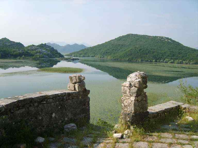 Karuč, pogled na jezero sa terase kule Sv. Petra Cetinjskog