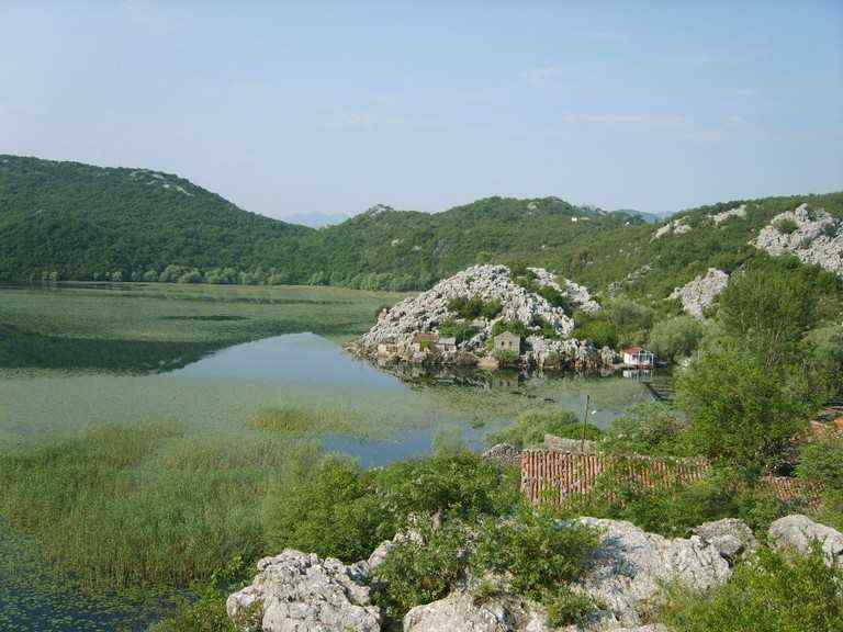 Karuč, pogled na jezero sa terase kule Sv. Petra Cetinjskog